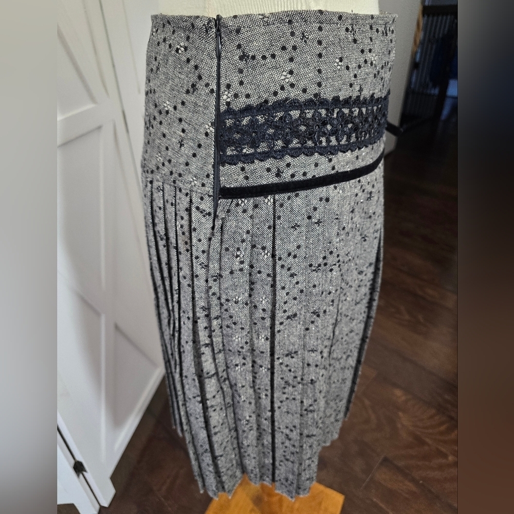 Elegant Gray Pleated Skirt with Black Lace Detail Band and Velvet Trim Tie - Picture 3 of 13